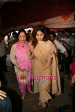 Shamita Shetty, Sunanda Shetty seek ganesha blessings in Chinchpokli, Mumbai on 29th Aug 2009 (4).JPG
